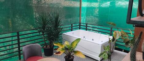 Junior suite with Jacuzzi and Bathtub | Minibar, iron/ironing board, bed sheets