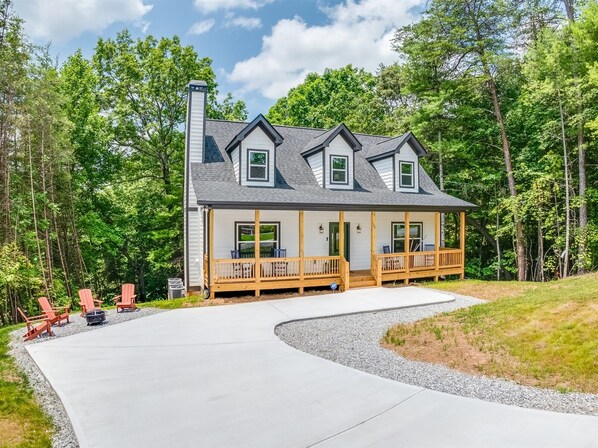 Exterior - Helen Mountain Cottage – Cozy Cottage with Mountain Views (Helen)