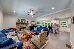 Smart TV, fireplace, books, offices - Helen Mountain Cottage – Cozy Cottage with Mountain Views (Helen)