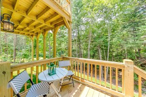 Outdoor dining - Helen Mountain Cottage – Cozy Cottage with Mountain Views (Helen)