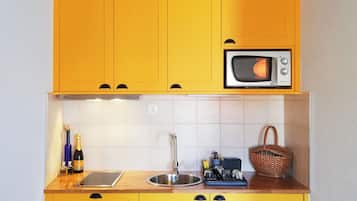 Fridge, microwave, stovetop, coffee/tea maker