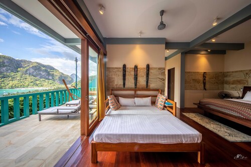 King Bed Suite with Balcony and Seaviews in El Nido
