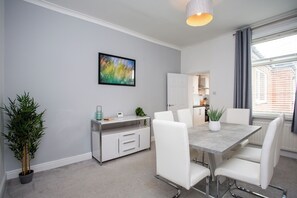 Dining - Stylish 3 bedroom apartment - Free wifi (South Tyneside)