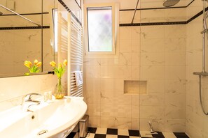 Shower, free toiletries, hair dryer, towels - ROMANTIC VILLA VI4412 By Riviera Holiday Homes (Villefranche-sur-Mer)