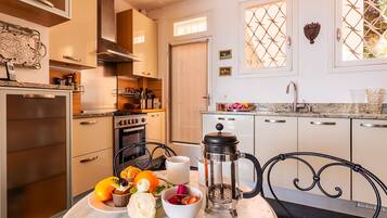 Réfrigérateur, four, lave-vaisselle, cafetiÚre/bouilloire