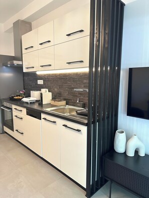 Fridge, oven, stovetop, dishwasher