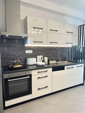 Fridge, oven, stovetop, dishwasher