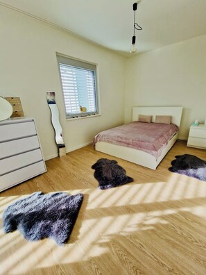 1 chambre, fer et planche à repasser, draps fournis
