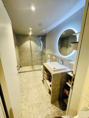 Dusche, Haartrockner, Handtücher, Seife
