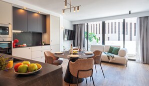 Penthouse | Área de sala de estar | Smart TV de 40 pulgadas con canales digitales