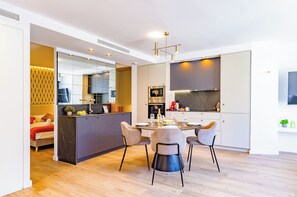Fridge, microwave, oven, stovetop - Myflats Premier Suites  (Alicante)