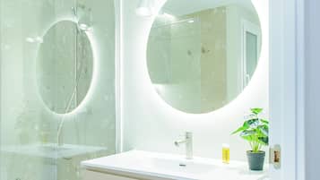 Studio | Badkamer | Een haardroger, handdoeken