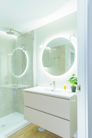 Studio | Bathroom | Hair dryer, towels - Myflats Premier Suites  (Alicante)