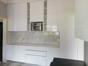 Kühlschrank, Mikrowelle, Ofen, Herdplatte