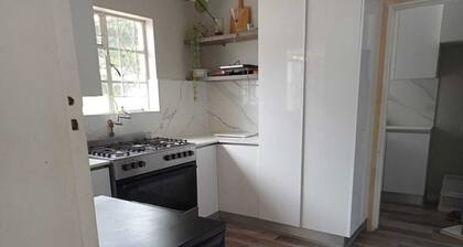 3-bedroom lodge in beautiful Nahoo, East London with WiFi