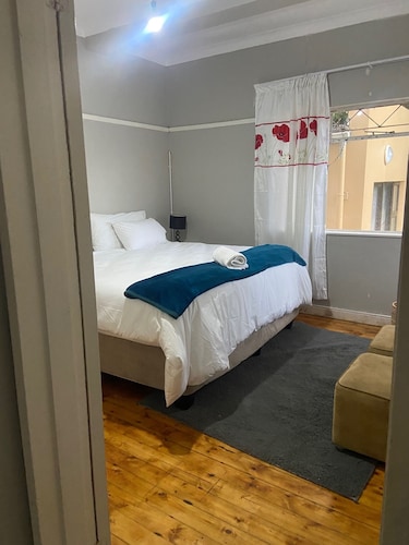 3-bedroom lodge in beautiful Nahoo, East London with WiFi