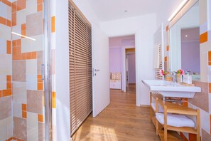 A modern bathroom with a shower, a sink, and a mirror. - Appartamento Bianca Gemma (Riva del Garda)