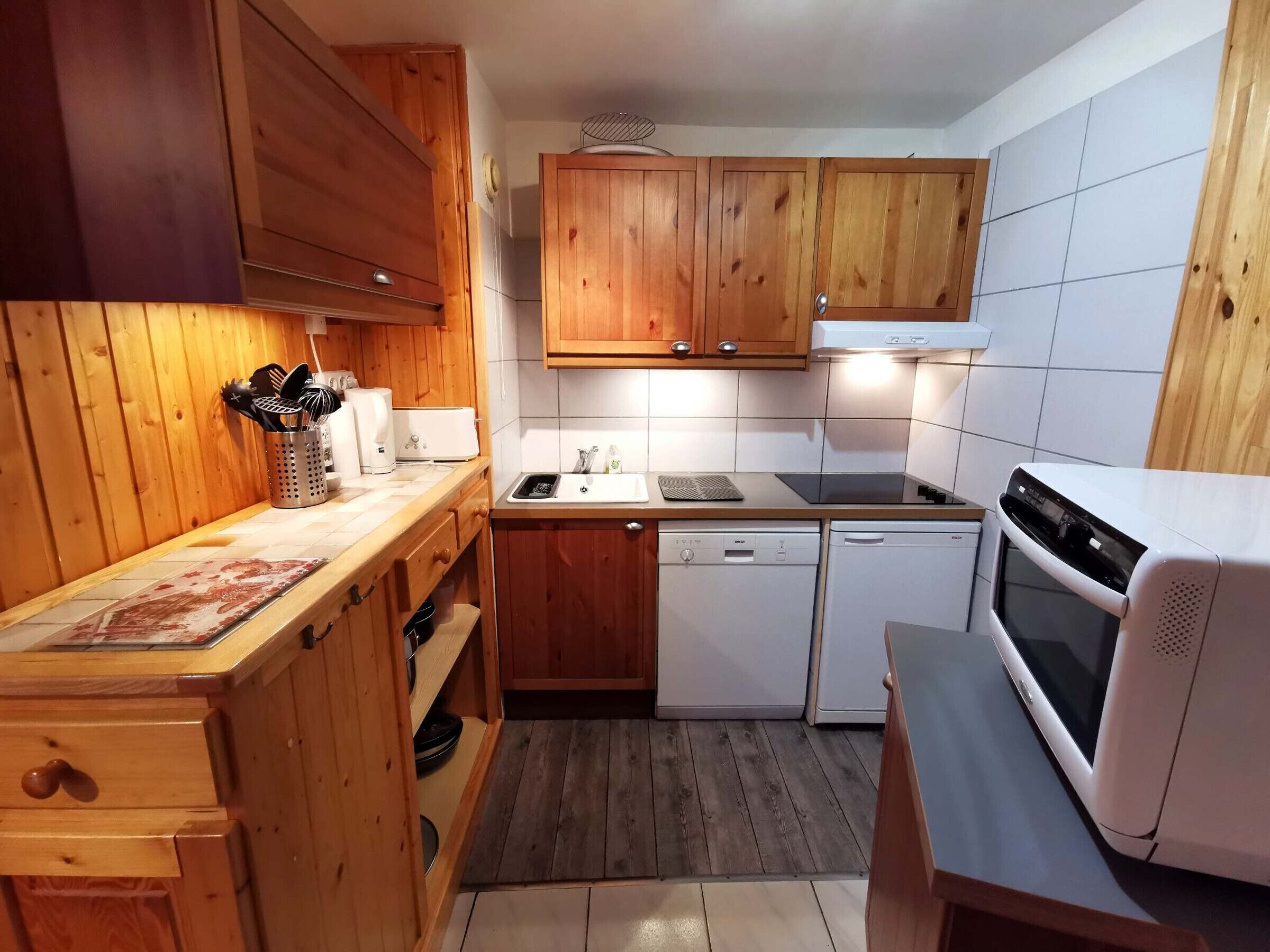 Kühlschrank, Mikrowelle, Herdplatte, Geschirrspüler