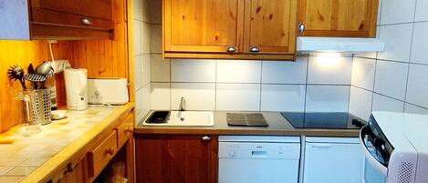 冷蔵庫、電子レンジ、コンロ、食器洗い機