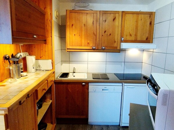 Kylskåp, mikrovågsugn, spishäll och diskmaskin