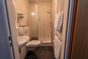 Habitación clásica doble | Baño | Ducha, secador de pelo, toallas y jabón