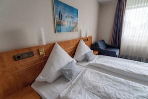 Classic Double Room | Meja, ruang kerja komputer riba, Wi-fi percuma, cadar katil 