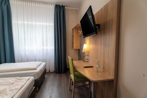 Escritorio, espacio para trabajar con laptop y wifi gratis