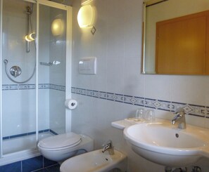 Bruser, hårtørrer, bidet, håndklæder