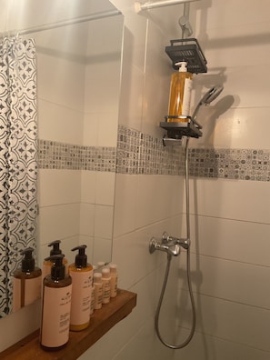 Séchoir à cheveux, serviettes fournies, savon, shampooing