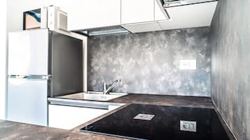 Kühlschrank, Herdplatte, Kochgeschirr/Geschirr/Besteck