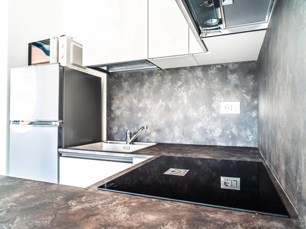 Refrigerador, placa de cocina, cafetera/tetera, utensilios de cocina