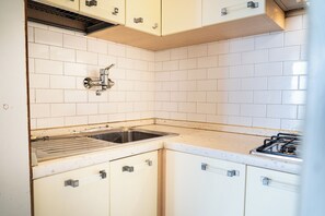 Stovetop, coffee/tea maker, cookware/dishes/utensils