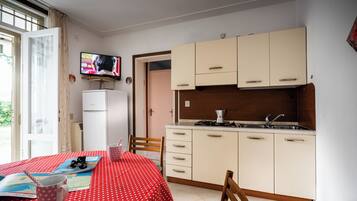 Frigorifero, microonde, piano cottura, pentole/stoviglie/utensili