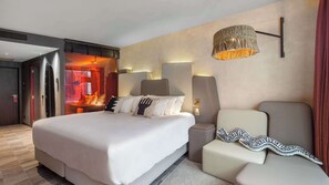 Minibar, desk, bed sheets - Nhow Lima (Lima)