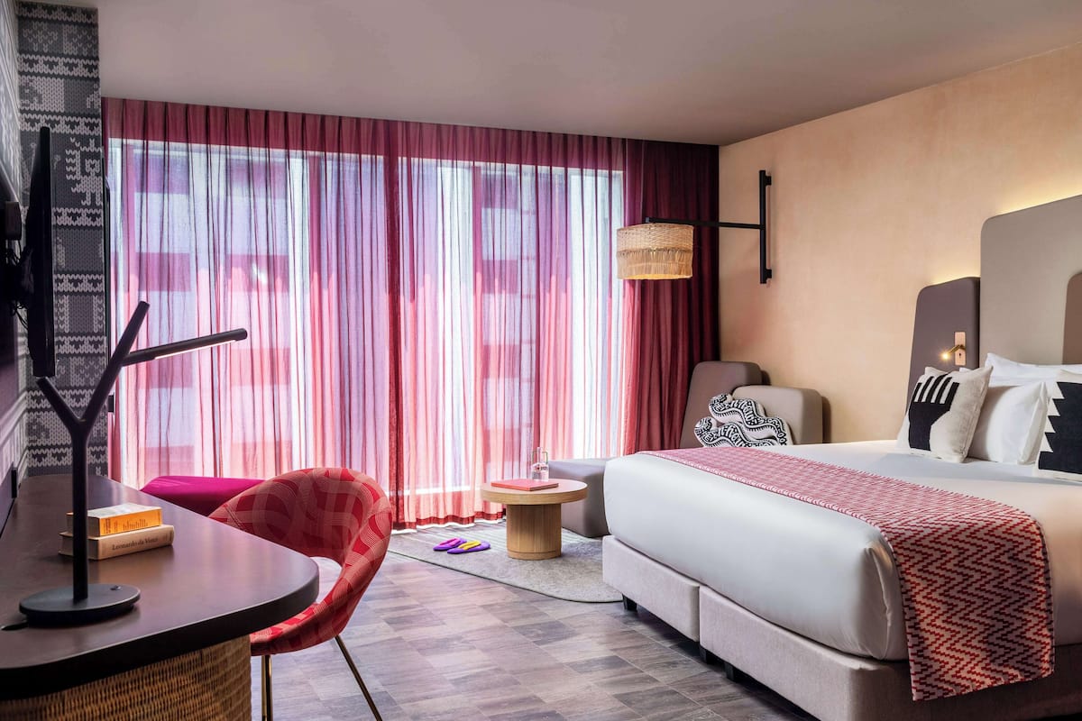 1 quarto, frigobar, escrivaninha, roupa de cama