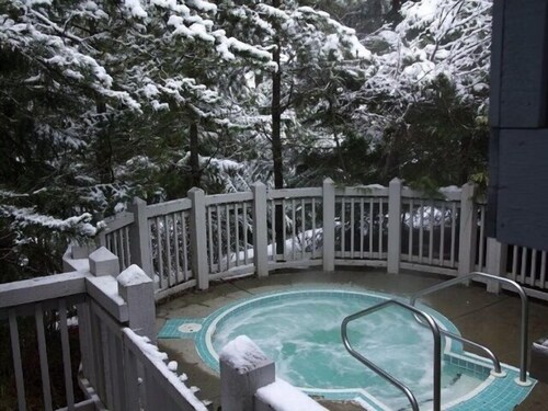 Treeline 6, 3 Bedroom, 2 Bathroom Townhouse close to skiing and biking