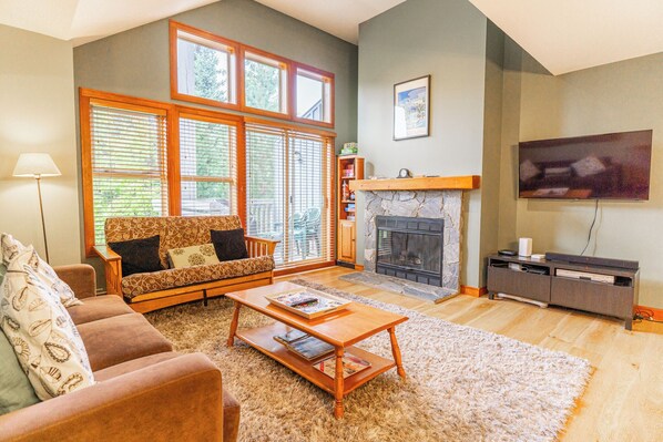Smart TV, fireplace