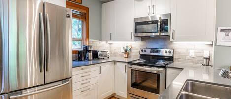 ثلاجة، ميكروويف، فرن، موقد طهي مسطح