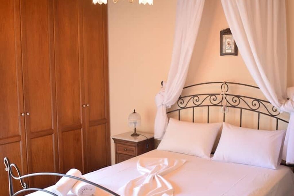 4 chambres, fer et planche à repasser, Wi-Fi, draps fournis