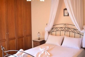 4 bedrooms, iron/ironing board, WiFi, bed sheets - Villa Eirini (Salford)