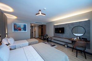Standard-Dreibettzimmer, Mehrere Betten | Hochwertige Bettwaren, Zimmersafe, Schreibtisch
