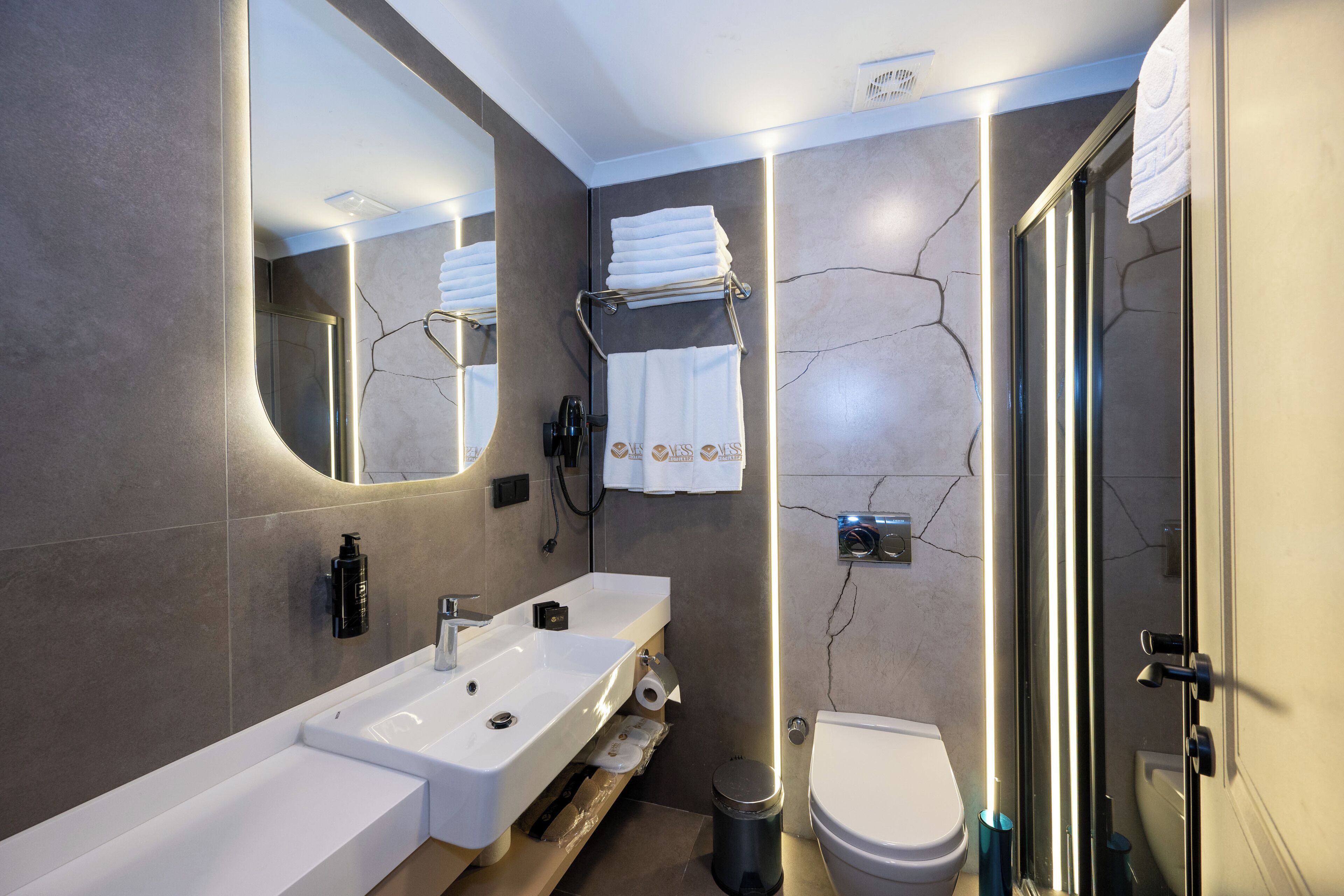 Dusch, hårtork, tofflor och handdukar