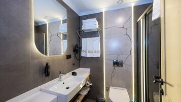 Dusch, hårtork, tofflor och handdukar