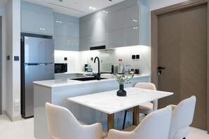 Deluxe-Apartment, 2 Schlafzimmer, Stadtblick | Essbereich im Zimmer