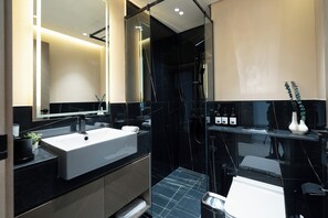 Deluxe Apartment, 2 Bedrooms, City View | Bathroom | Separate tub and shower, rainfall showerhead, free toiletries - Trendy 2 Bed in Binghatti Canal (Dubai)