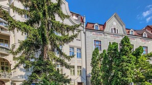 Un edificio con arquitectura ornamentada, múltiples ventanas y un letrero que dice 'Bank Pekao'.