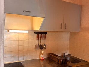 冷蔵庫、電子レンジ、オーブン、コンロ