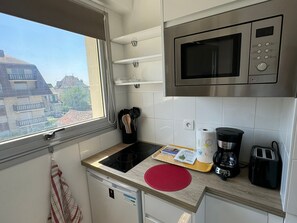 Réfrigérateur, micro-ondes, plaque de cuisson, lave-vaisselle