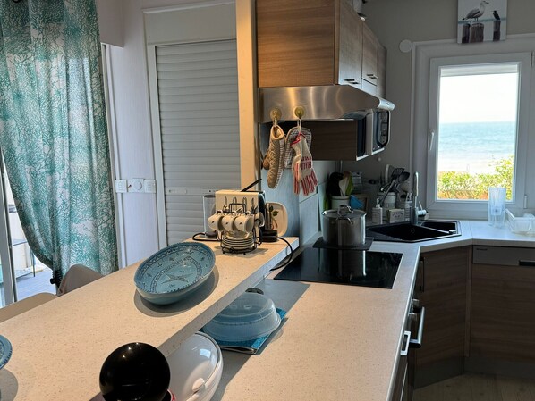 Fridge, microwave, oven, stovetop - Cabourg, 3* Seaside Apartment, Direct Beach Access, Parking (Cabourg)