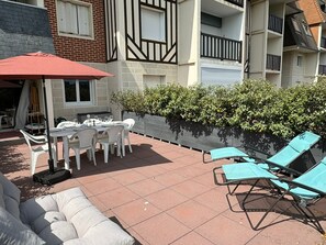 Outdoor dining - Cabourg, 3* Seaside Apartment, Direct Beach Access, Parking (Cabourg)